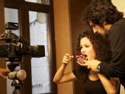 Okan Bayülgen... SOSYAL SORUMLULUK İÇİN FOTOĞRAF ÇEKİYOR!