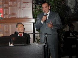 Atatürk'ün benzeri Göksal Kaya?CAZ GECESİNDE "YIKIN HEYKELLERİMİ" ŞİİRİNİ OKUDU?