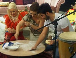 Yusuf Güney? CANLI YAYINDA ELİNİN HAMURUYLA (!) ŞARKI SÖYLEDİ !