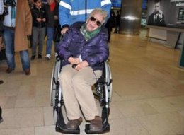 Defne Joy Foster'in annesi tekerlekli sandalyeyle geldi... "ALLAHIM SABIR VER!"