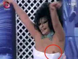 Bülent Ersoy... DİVA'DAN GÖĞÜS FRİKİĞİ!!