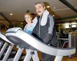 Kadir İnanır... ARABAYA SIĞAMADI, ÇEKİMLER ERTELENDİ!