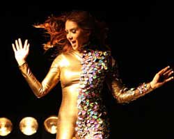 Nilay Dorsa.... ÇİVİLİ AYAKKABILARIN AZİZLİĞİNE UĞRADI!