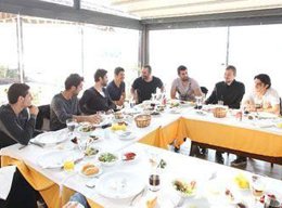 Cem Yılmaz... FENERLİ FUTBOLCULARA KENDİNİ AFFETTİRDİ !..