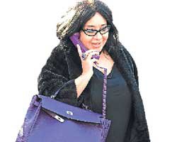 Nur Yerlitaş... RADYASYONSUZ TELEFON MODASININ ÖNCÜSÜ!