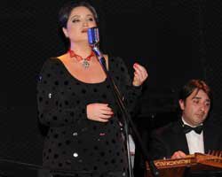 Mine Geçili... GÜMÜŞ MİKROFONLA SAHNEDE!