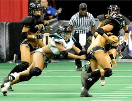 Kadınlar futbol maçında...BİRBİRLERİNİN ÇAMAŞIRLARINI PARÇALADILAR!...