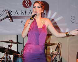 Tuğba Özerk... SEVGİLİLER GÜNÜNÜ AŞK ŞARKILARI İLE TAÇLANDIRDI!