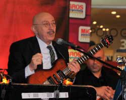 Özdemir Erdoğan... SEVGİLİLER GÜNÜNDE SEVGİ SELİ!