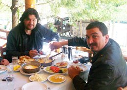 AHMET ŞAFAK VE MENAJERİ YAVUZ YILDIRIM KAZA GEÇİRDİ!..