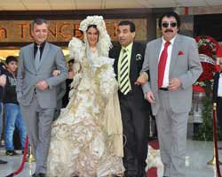 ÜNLÜLER KUYUMCU AÇTI...