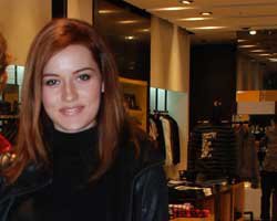 Fahriye Evcen... SAÇLARINI KIRMIZIYA BOYADI!!