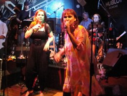 Zeliha Sunal-Demet Tuncer... LONDRA'DA MOR ÇATI İÇİN SÖYLEYECEKLER...