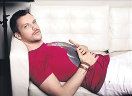 Sinan Akçıl...ŞEHİT AİLELERİ VE GAZİLER, ÜNLÜ MÜZİSYENE İKİ ÖDÜL BİRDEN VERDİ!