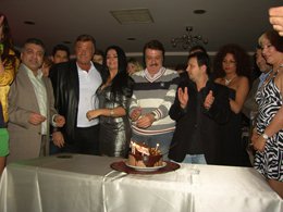 Eyüp Özbaltacı? SANATÇILAR MENAJERİN DOĞUM GÜNÜNDE?