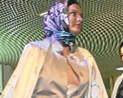 TESETTÜR DEFİLESİNDE ŞAŞIRTAN FRİKİK!