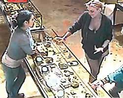 Lindsay Lohan... "ÖDÜNÇ ALMA ANI" KAMERALARDA!