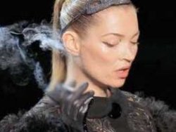 Kate Moss... PODYUM'DA SKANDAL, SİGARASINI TÜTTÜRDÜ!