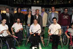 ENGELLİ TENİSÇİLER ÜNLÜLERLE KORTA ÇIKTI?