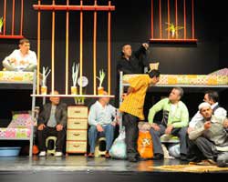 "Duvarların Dili"... MAHKUMLAR ROL ALDI, CEZAEVİNDE SERGİLENDİ!