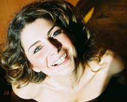 Ece Özdikici... SAHNEDE MİDE KANAMASI GEÇİRDİ!