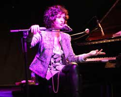 Angelika Akbar... GÖNÜLLERİ FETHETTİ!