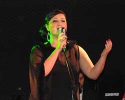 Mine Geçili... "GÜMÜŞ MİKROFONLU GECELER"