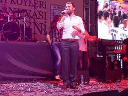 Mustafa Sandal?  SAHNEDE STAND-UP ŞOV!..