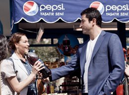 Hülya Avşar? KENAN İMİRZALIOĞLU İLE  KAMERA KARŞISINA GEÇTİ