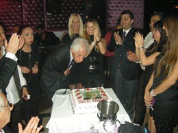 Giray Elmalı? MEDYADA 55. YILINI ÜNLÜLERLE KUTLADI?