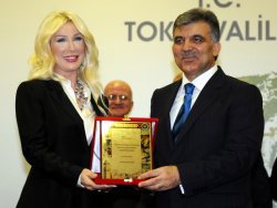 Seda Sayan... CUMHURBAŞKANI ABDULLAH GÜL'DEN PLAKET ALDI!