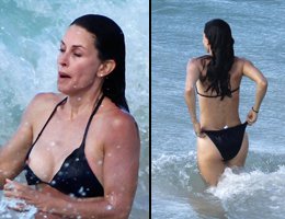 Courteney Cox... DALGALARIN AZİZLİĞİNE UĞRADI, GÖĞÜSLERİ AÇILDI...