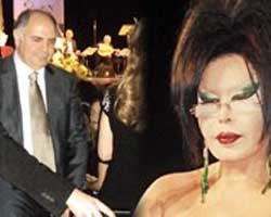 Bülent Ersoy... KONSOLOSUN KORUMALARI SAHNEYE ÇIKINCA ÇILDIRDI!