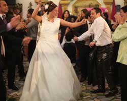 "Elde Var Hayat"...BEKLENEN DÜĞÜNDE RIFAT'LA AYNUR'DAN APACHE DANSI !