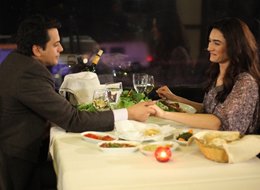 "Elde Var Hayat"? KENAN; ZEYNEP'E YARIM KALAN YEMEKLERİNİ TAMAMLAMAYI VE YEMEĞE ÇIKMAYI TEKLİF EDİYOR!..