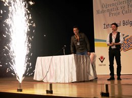 EMRE ALTUĞ'A ÖDÜL TÖRENİNDE SÜRPRİZ!