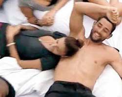 Özge Ulusoy... DERYA BÜYÜKUNCU'NUN KUCAĞINDA UZANDI!