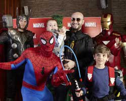 Bedük... SÜPER KAHRAMANLARLA BULUŞTU!