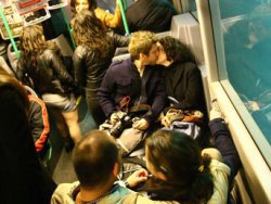 İETT OTOBÜSÜNDE TOPLU ÖPÜŞME EYLEMİ!