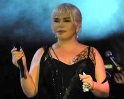 Sezen Aksu... KIBRIS'TA SULTANLAR GİBİ KARŞILANDI!