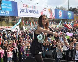 Nilay Dorsa... ÇOCUKLARLA ÇOCUK OLDU!