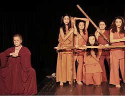 "Tiyatro Araştırma Laboratuarı "... TROYALI KADINLAR SAHNEYE ÇIKIYOR!