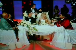 Petek Dinçöz-Can Tanrıyar... BEYAZ SHOW'DA  CANLI YAYINDA EVLENDİLER!