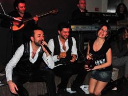 33 Burçin Bildik sahnede...  "GAY DEĞİLİM!"