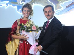 Esra Erol? ANNE ADAYI, ANNELER GÜNÜ'NÜ SUNDU?