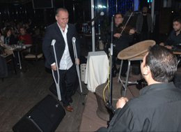 Erhan Akman? GALA GECESİNE KOLTUK DEĞNEKLERİYLE ÇIKTI?