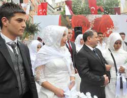 GELİN-KAYNANA AYNI NİKAH MASASINDA!