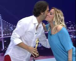 Ragıp Savaş... SABA TÜMER'İN ELİNDEN ÖDÜL ALDI!