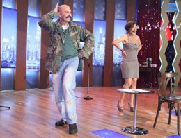 HÜLYA AVŞAR SHOW'DA CEMİL İPEKÇİ'DEN GÖBEK ŞOV!..