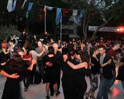 NİŞANTAŞI'NDA TANGO RÜZGARI ESTİ!